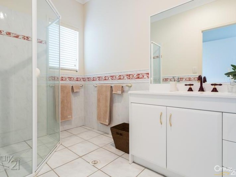 8 Talburpin Esplanade, Redland Bay QLD 4165