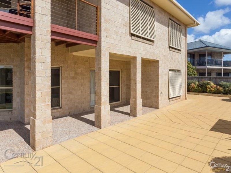 8 Talburpin Esplanade, Redland Bay QLD 4165