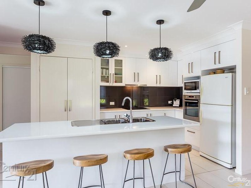 33 Lancaster Circuit, Redland Bay QLD 4165