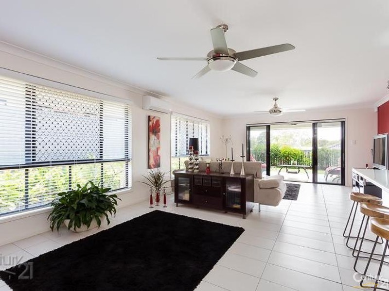 33 Lancaster Circuit, Redland Bay QLD 4165