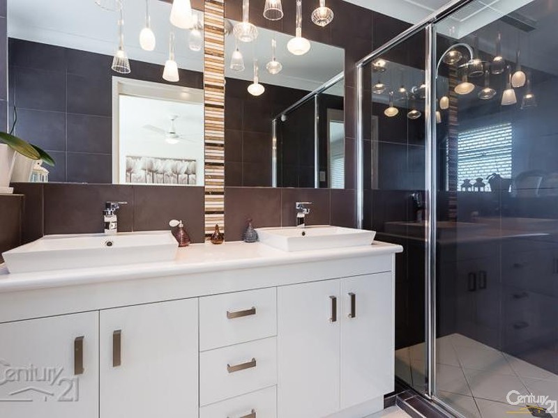 33 Lancaster Circuit, Redland Bay QLD 4165