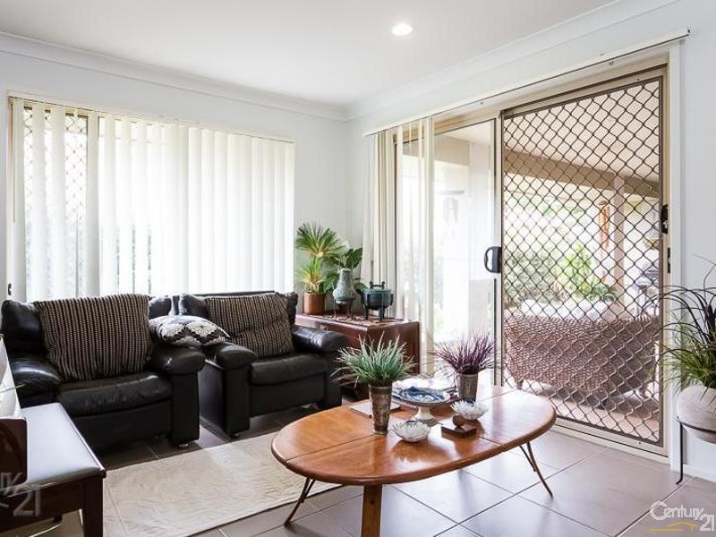 28 Azure Avenue, Redland Bay QLD 4165