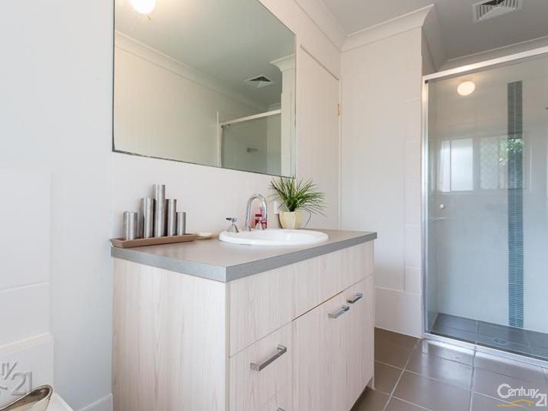 28 Azure Avenue, Redland Bay QLD 4165