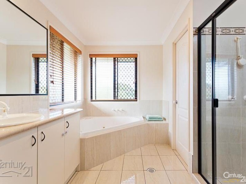 15 Lindeman Place, Redland Bay QLD 4165