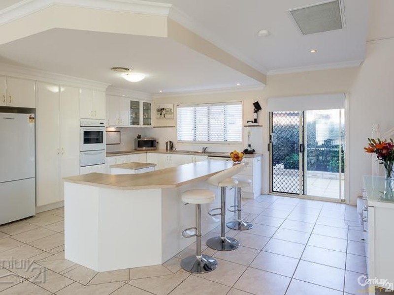 8 Talburpin Esplanade, Redland Bay QLD 4165
