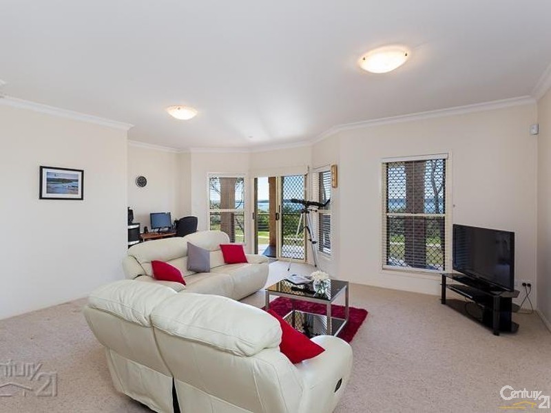 8 Talburpin Esplanade, Redland Bay QLD 4165