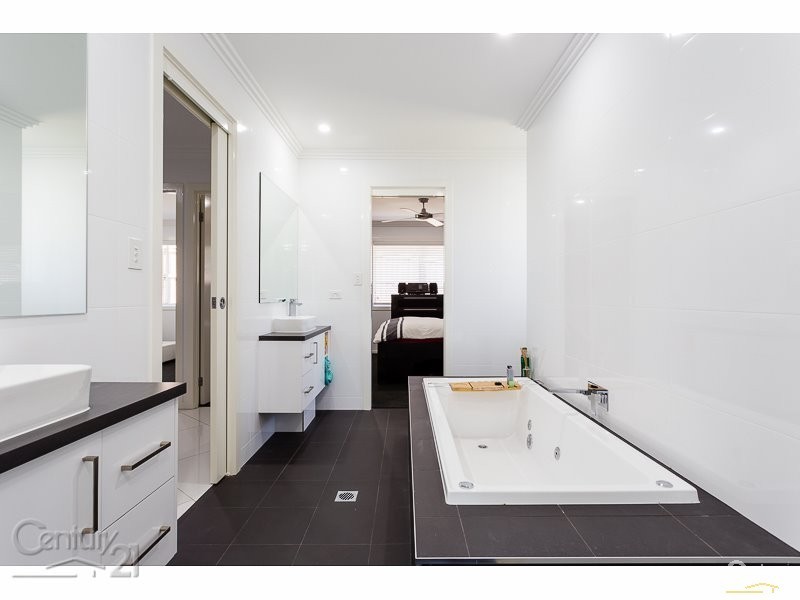 31 Magnetic Place, Redland Bay QLD 4165