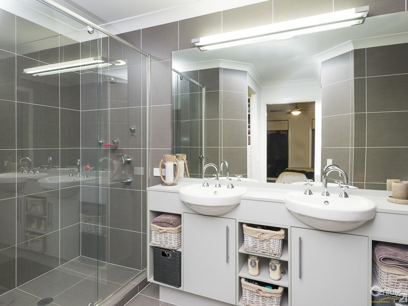 28 Unwin rd North, Redland Bay QLD 4165