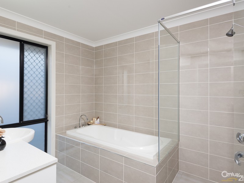 28 Unwin rd North, Redland Bay QLD 4165