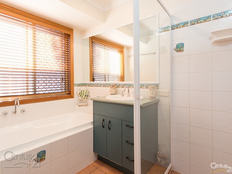 2 Garrett Place, Redland Bay QLD 4165