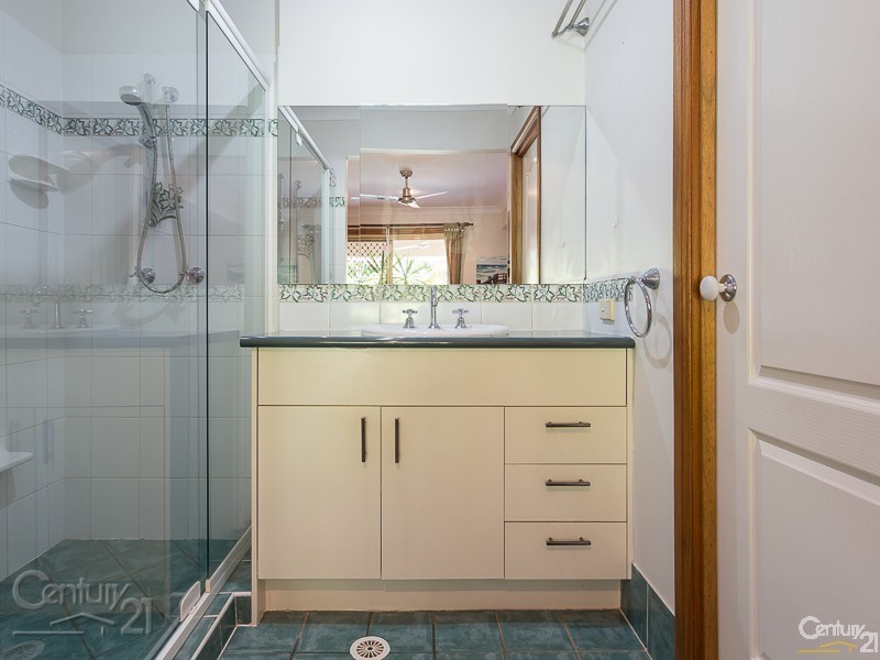 2 Garrett Place, Redland Bay QLD 4165