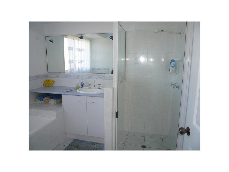 215 Barolin Esplande, Coral Cove QLD 4670