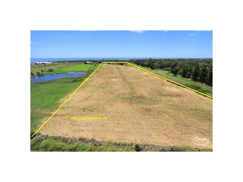 2 Sea Esplanade, Burnett Heads QLD 4670