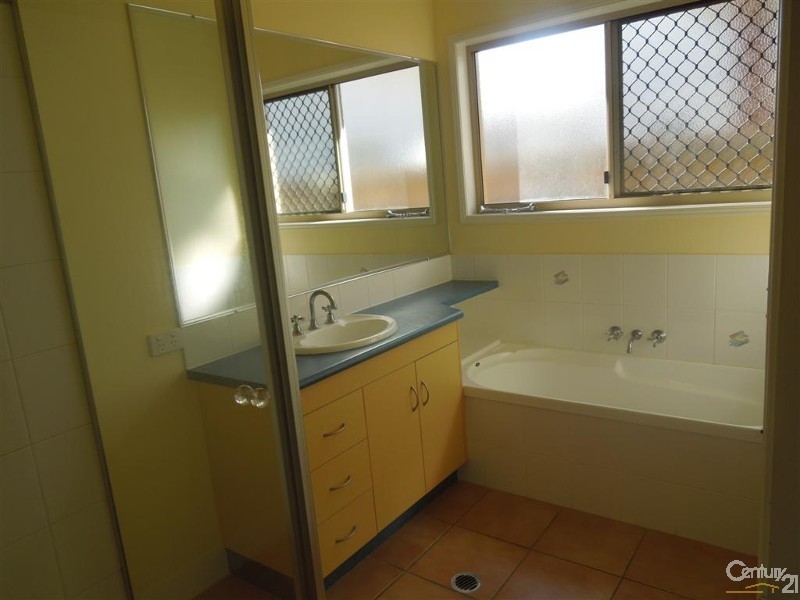 3 Robert John Circuit, Coral Cove QLD 4670