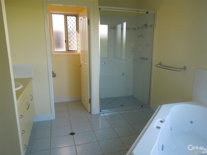 3 Robert John Circuit, Coral Cove QLD 4670