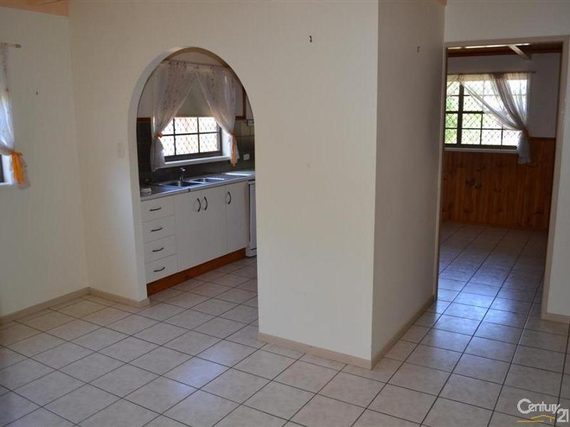 17 Sinclair Street, Avenell Heights QLD 4670