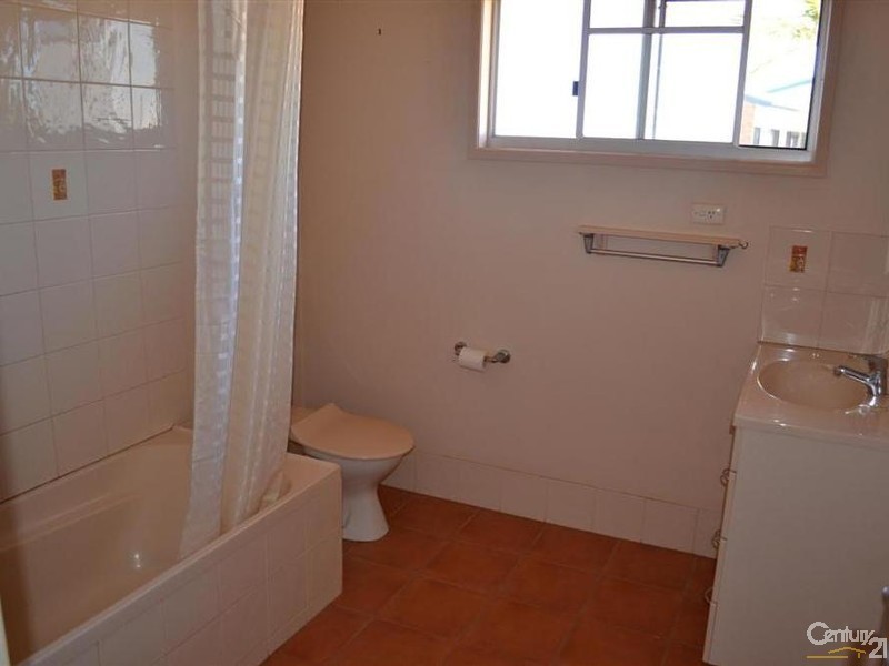 17 Sinclair Street, Avenell Heights QLD 4670