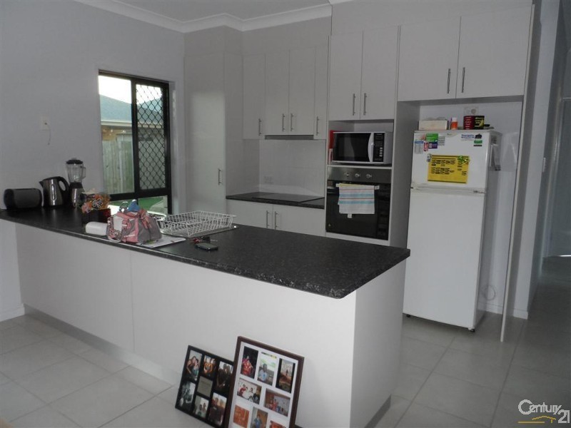 8 Toppers Drive, Coral Cove QLD 4670