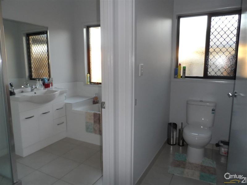 8 Toppers Drive, Coral Cove QLD 4670