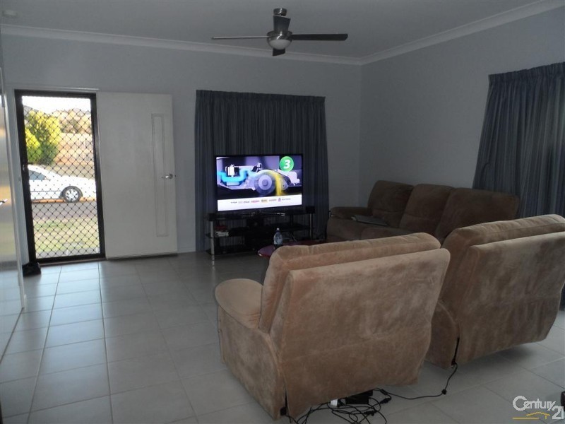 8 Toppers Drive, Coral Cove QLD 4670