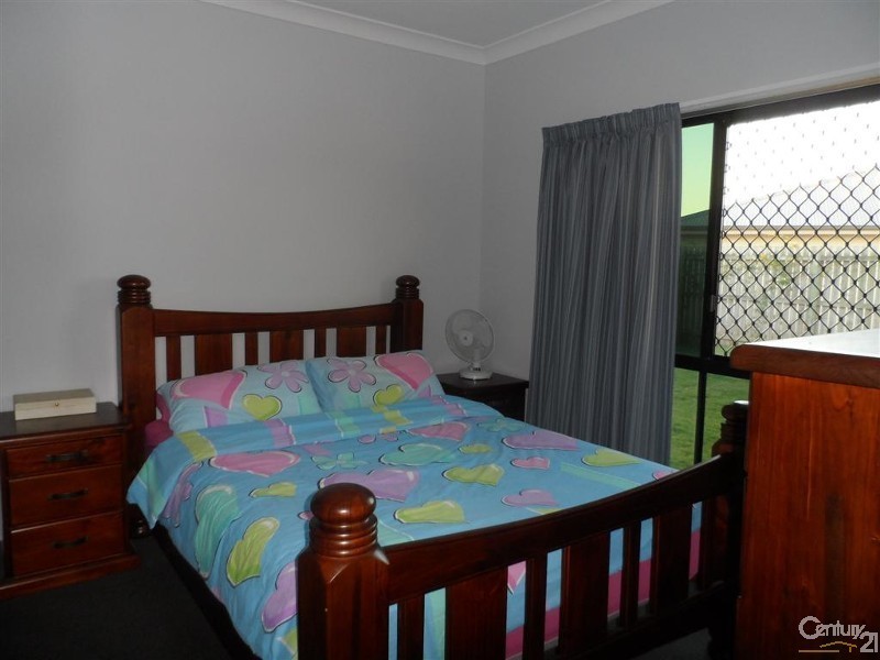 8 Toppers Drive, Coral Cove QLD 4670