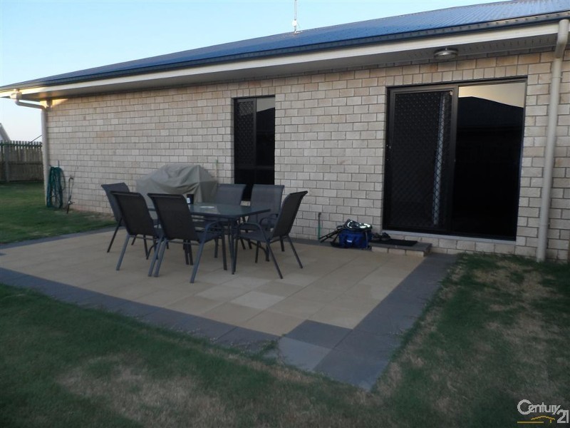 8 Toppers Drive, Coral Cove QLD 4670