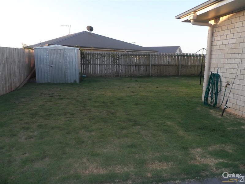 8 Toppers Drive, Coral Cove QLD 4670