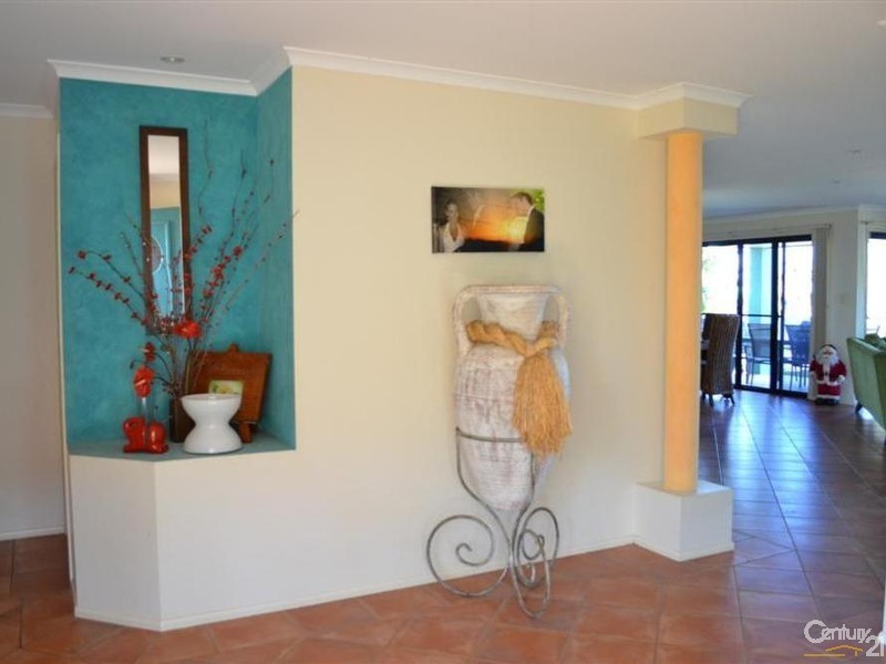 1/5 Chantelle Circuit, Coral Cove QLD 4670