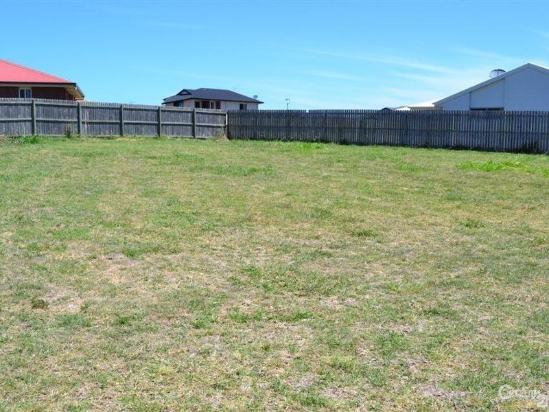 11 Toppers Drive, Coral Cove QLD 4670