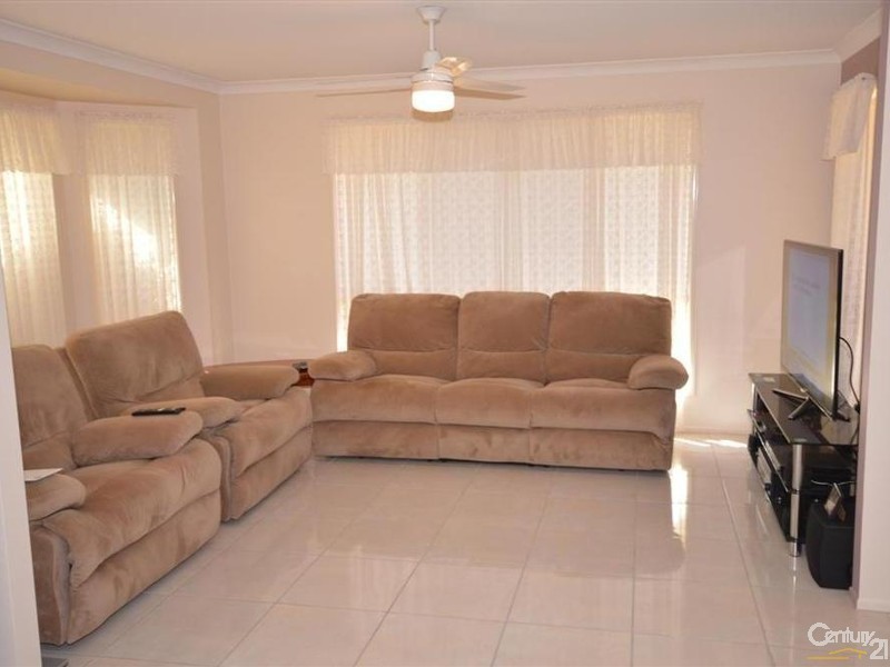 8 Regent Street, Avoca QLD 4670