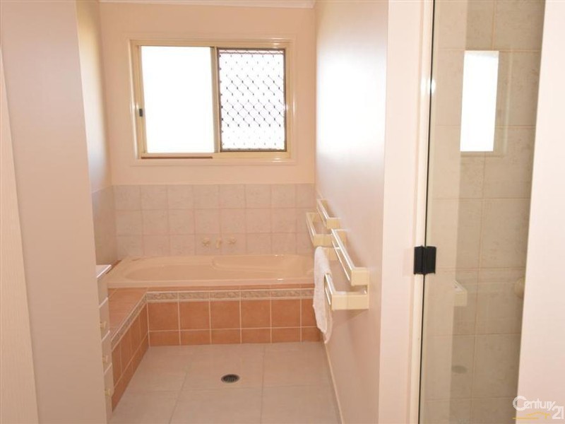 8 Regent Street, Avoca QLD 4670