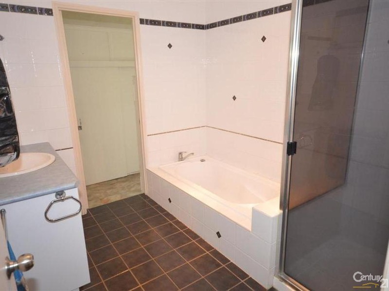 17 Dunn Road, Avenell Heights QLD 4670