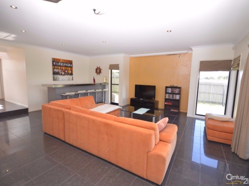 1 Rule Street, Elliott Heads QLD 4670