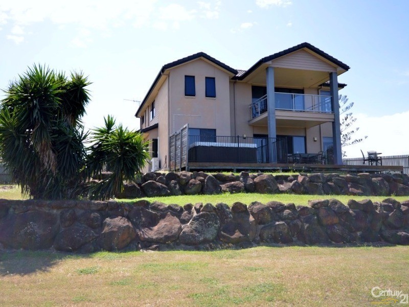 1 Rule Street, Elliott Heads QLD 4670