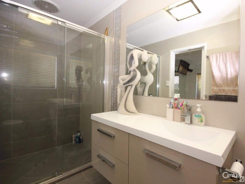 1  Regent Street, Avoca QLD 4670