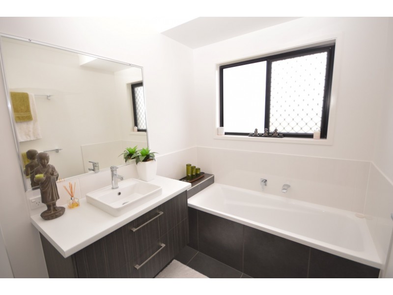 8 Rokeby Court, Branyan QLD 4670