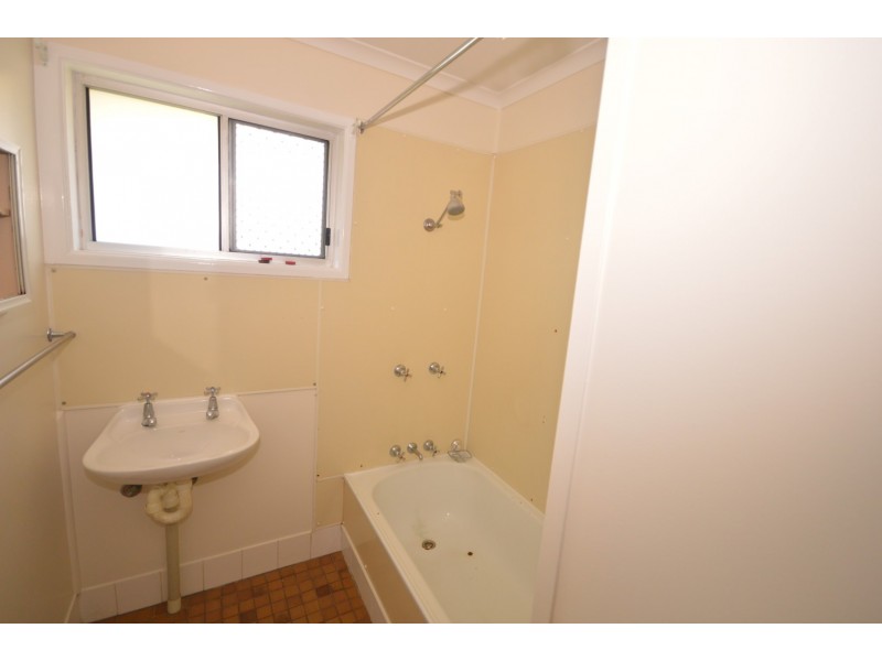 27 Central Avenue, Thabeban QLD 4670