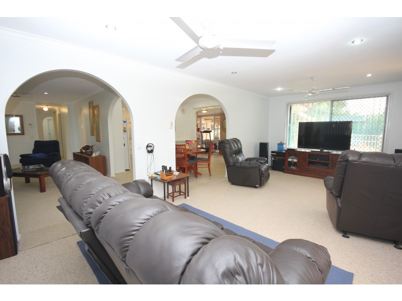 16 Sloane Street, Kalkie QLD 4670