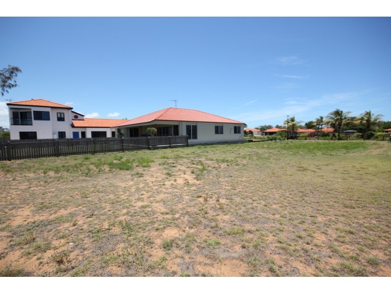 16 Chantelle Cct, Coral Cove QLD 4670