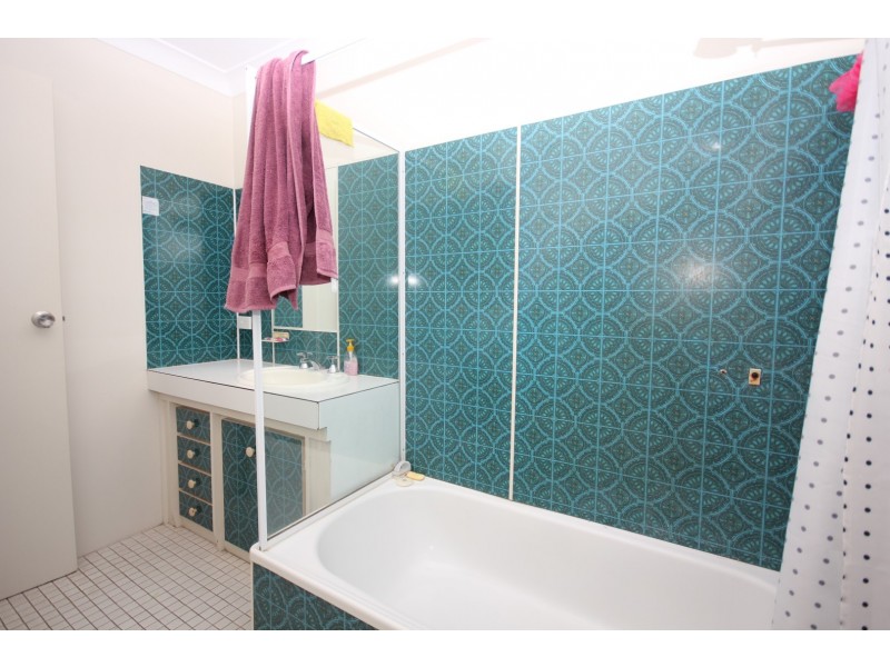 2/9 Avenell Street, Avenell Heights QLD 4670