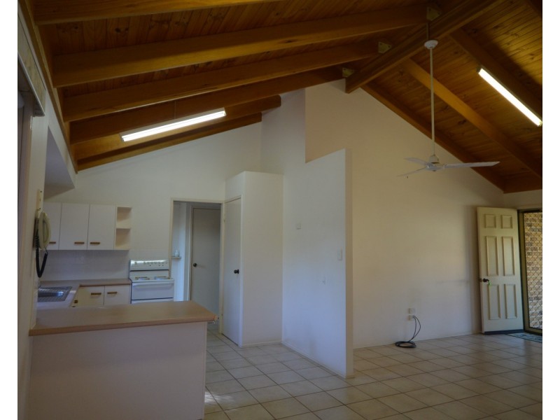 8/23  Thabeban Street, Avenell Heights QLD 4670