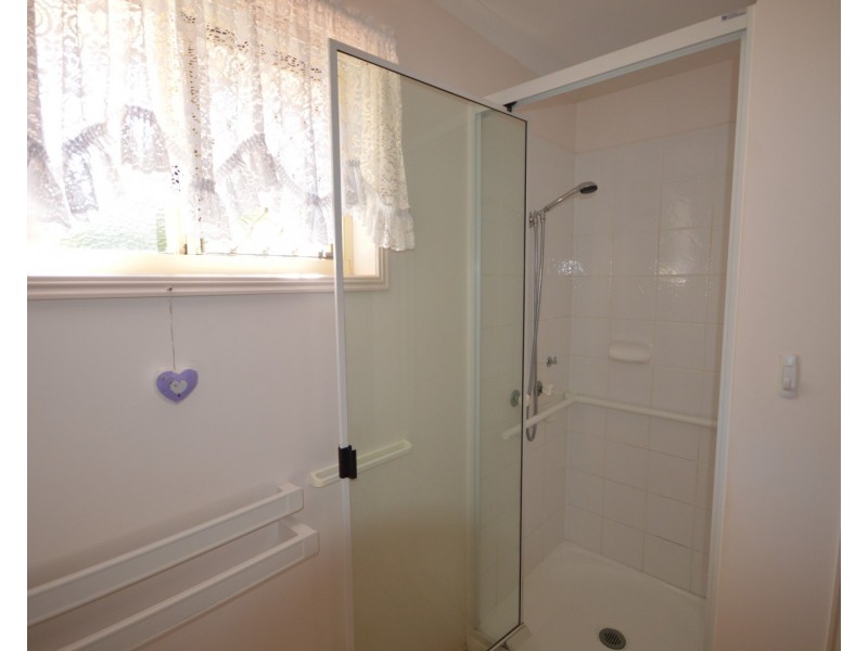 8/23  Thabeban Street, Avenell Heights QLD 4670