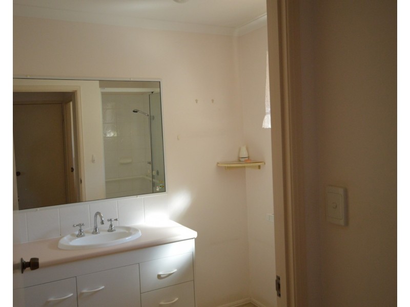 8/23  Thabeban Street, Avenell Heights QLD 4670