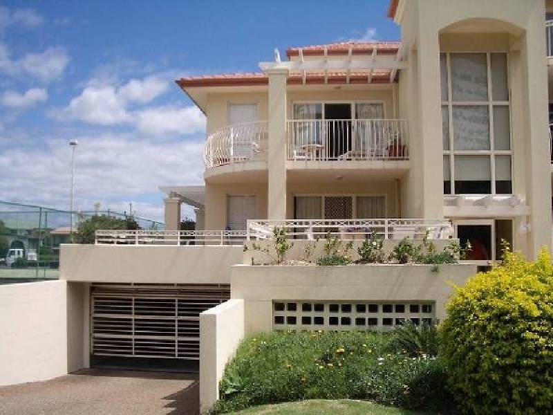 4/12 Redondo Ave, Miami QLD 4220