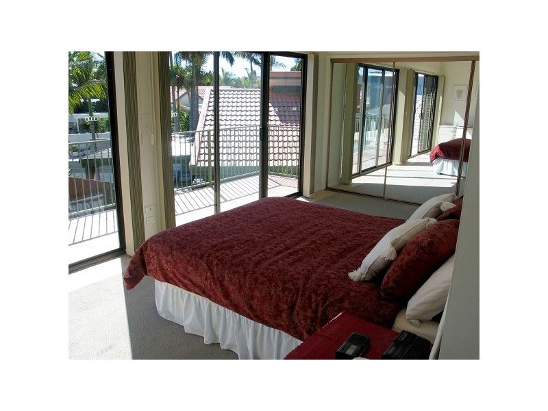 1 Alma Street, Broadbeach Waters QLD 4218