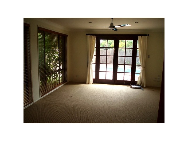 4 Rawlinna Drive, Mermaid Waters QLD 4218