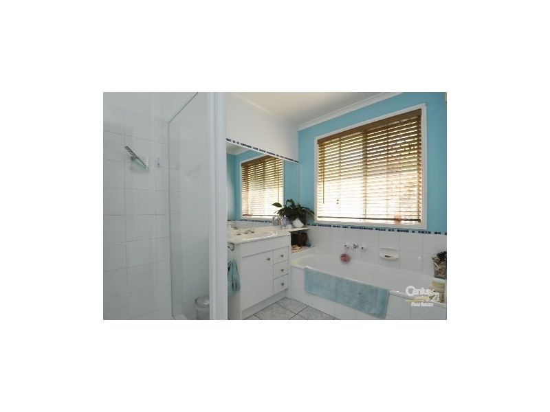 1 Placid Ct, Varsity Lakes QLD 4227