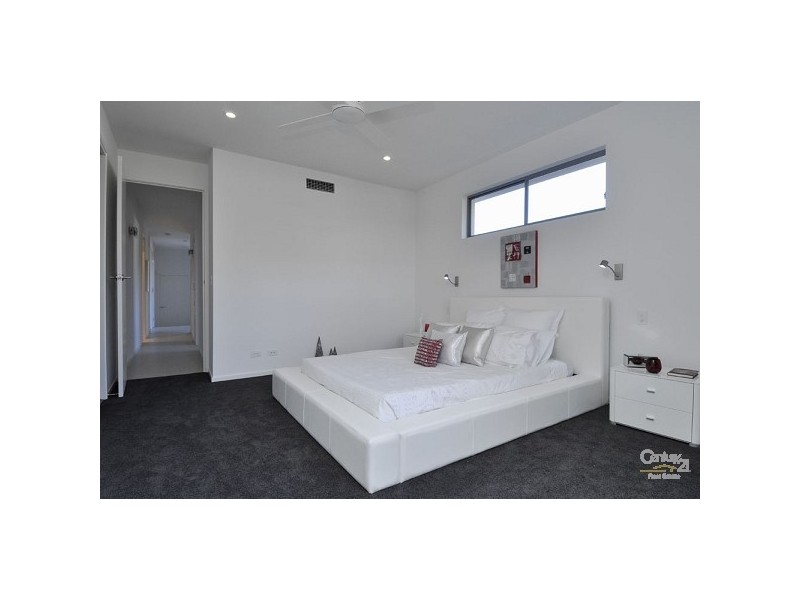 1/20 Nobby Parade, Miami QLD 4220