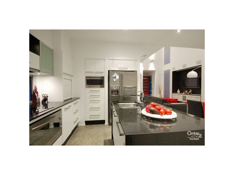 10 Moyenne Crescent, Varsity Lakes QLD 4227