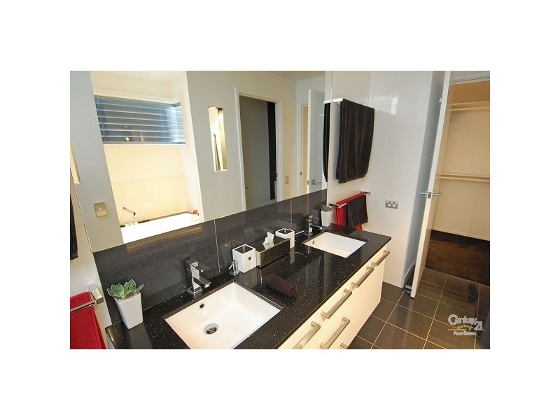 10 Moyenne Crescent, Varsity Lakes QLD 4227